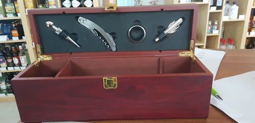 Geschenkbox zu Weinflasche mit 4 Instrumenten