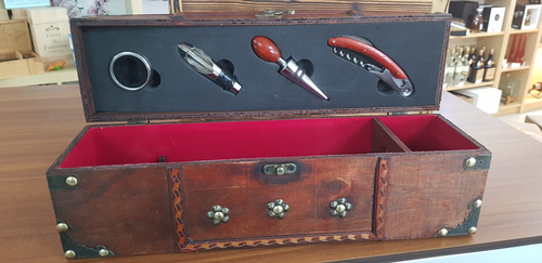 Antike Geschenkbox zu Weinflasche mit 4 Instrumente 1Stk.